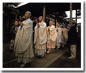 瑞門から行堂へ入る様子