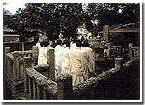 日久上人の廟