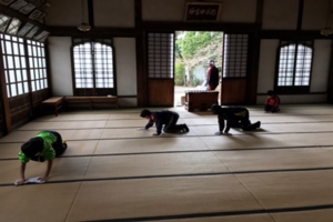 子供修行道場 雑巾がけ