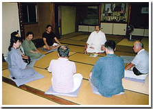 住職を囲んで語り合う