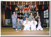 修了式の後、全員で記念撮影