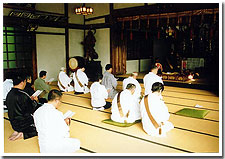 朝のお勤め(表堂)