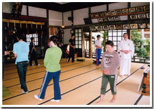 3.経行(瞑想後の心身調整)