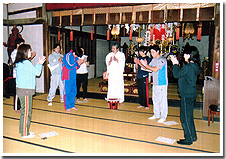 8.終了式を終え、皆で感謝し合う。