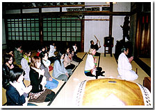 鬼子母神御宝前で唱題行。