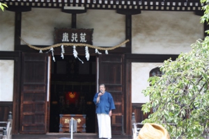 御堂ライブ前の住職の挨拶