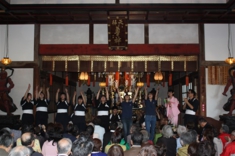 三味線サークルの皆さんによる唄と踊り