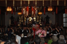 演者の間を踊り歩く