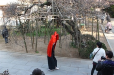 読経に併せて屋外で踊る。