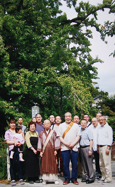 身延下山「上澤寺」大銀杏の前にて
