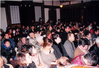 堂内を埋め尽くす善男善女