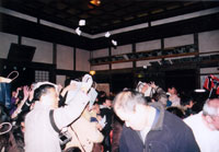 豆撒き奉行に喜ぶ参詣の人々