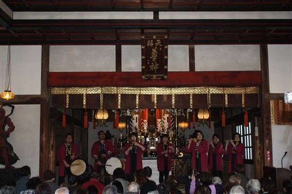 太鼓や横笛の演奏