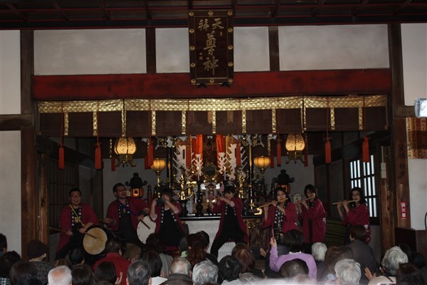 踊りも交ります