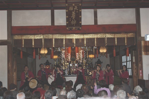 踊りも交ります