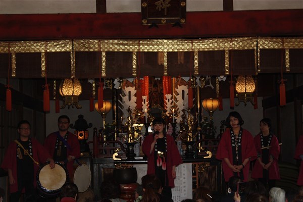 合間に自己紹介や曲の説明