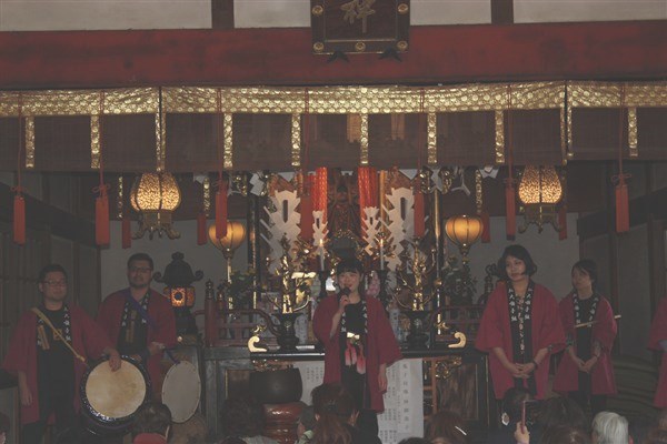 合間に自己紹介や曲の説明