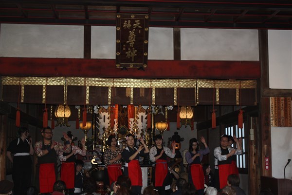 囃子組が踊りに加わる