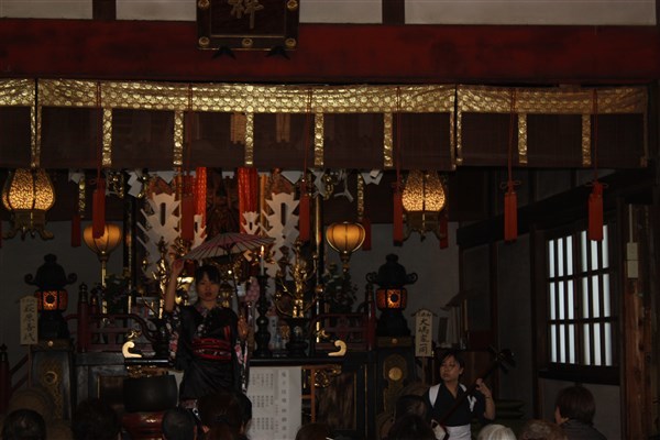 謳いながら踊りも披露