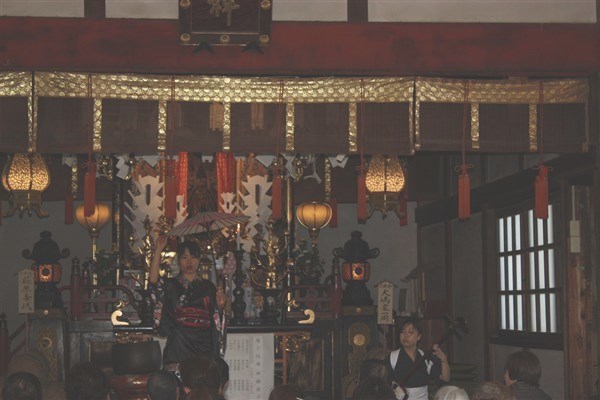謳いながら踊りも披露