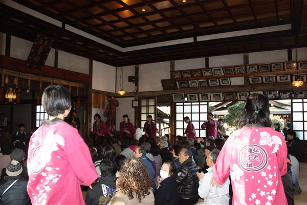 聴衆の周りを踊りながら回ります。