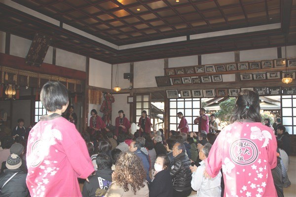 聴衆の周りを踊りながら回ります。
