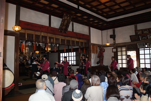 聴衆の周りを歌いながら踊ります。