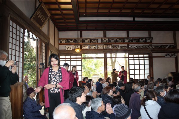 唄と踊りで盛り上がります。