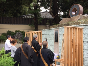 初めての納骨の様子