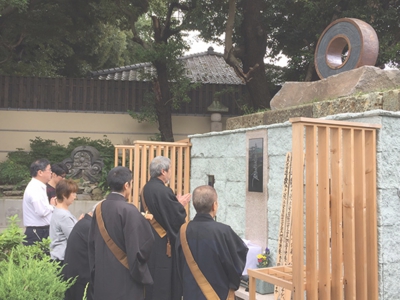 初めての納骨の様子