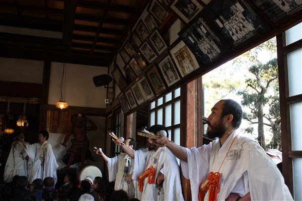 力強い読経が響く。