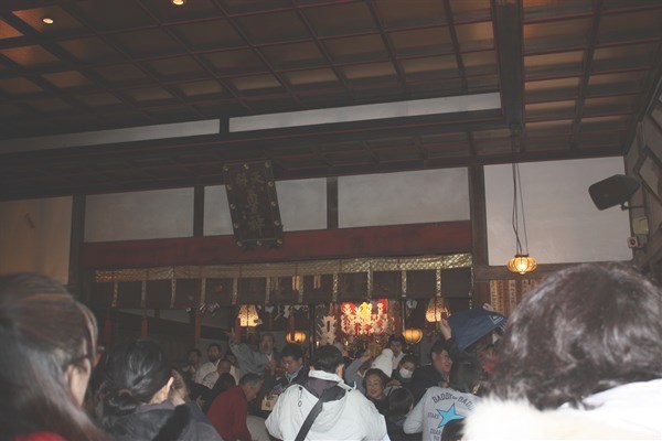 豆撒きが始まり、一斉に立ち上がる