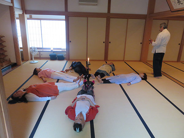 棺桶に入っていることをイメージしながら瞑想