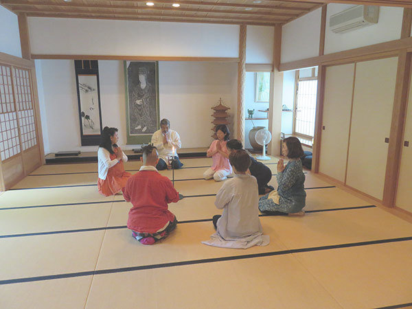 大声でお題目を唱える