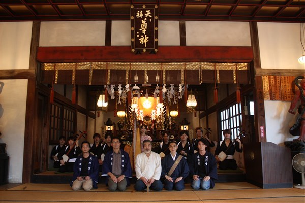 表堂で記念撮影