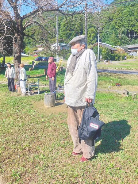 肩に力を入れてから脱力