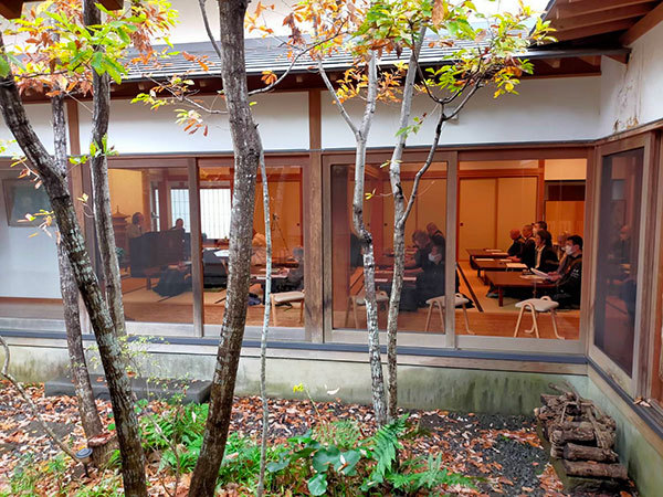 研修会は客殿で行われました。