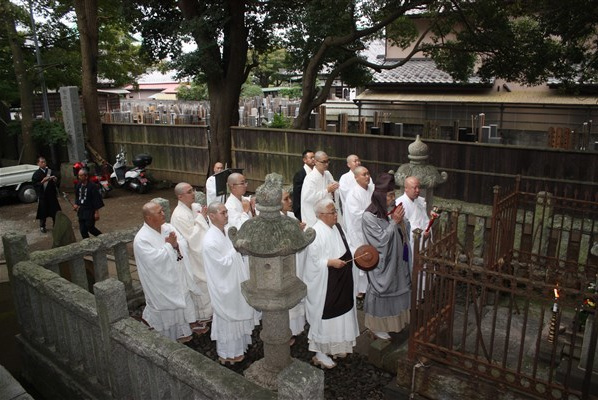 日久上人廟へ向かう