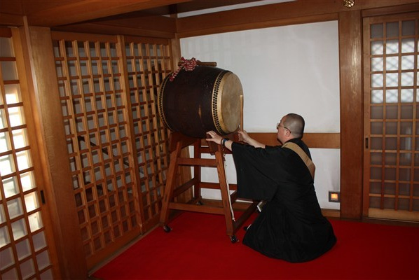 太鼓が打ち鳴らされ特別祈祷が始まる