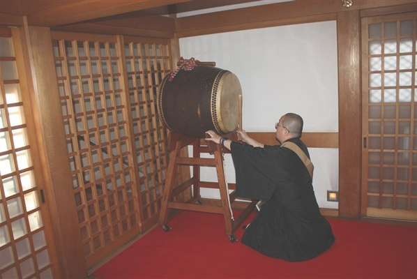 太鼓が打ち鳴らされ特別祈祷が始まる