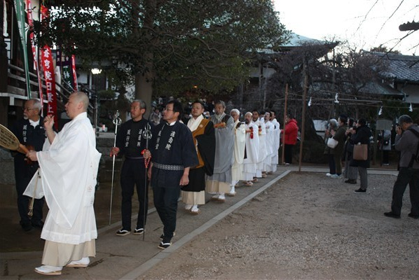 日久上人御廟へ移動