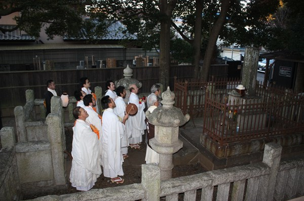 祈祷中興日久上人御廟で満行の報告。