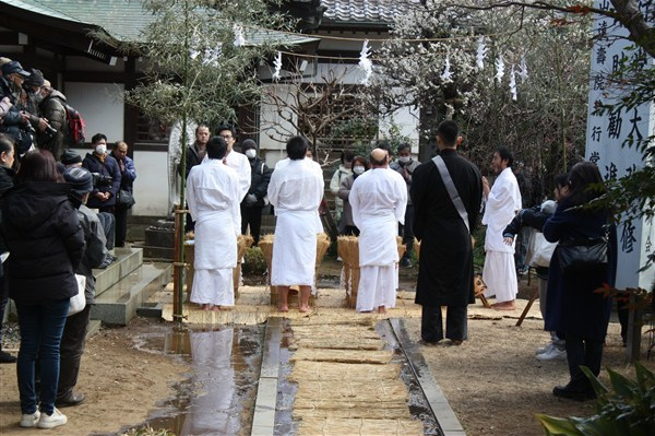 水行式を終え、退場する