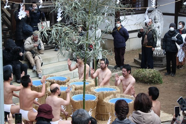 多くの参詣人が見守る中、水をかぶる