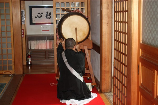 太鼓が打ち鳴らされる