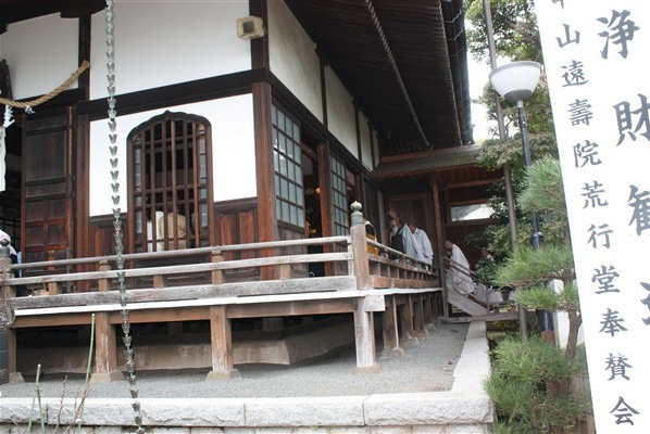 瑞門の前を通る