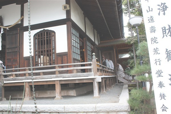 瑞門の前を通る