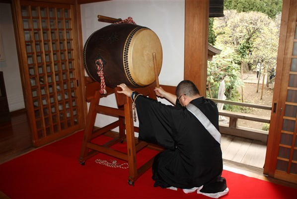 太鼓が打ち鳴らされる