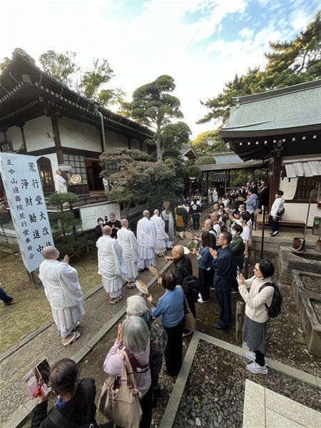 瑞門へ行僧が入っていく