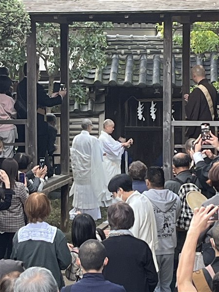 瑞門へ行僧が入っていく